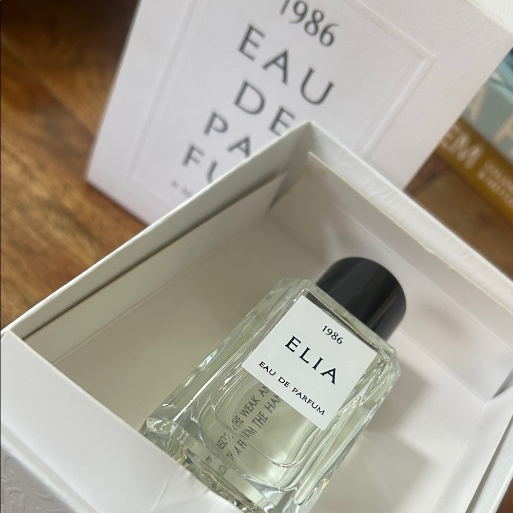 Eau de Parfum - Elegant Black and White Fragrance
